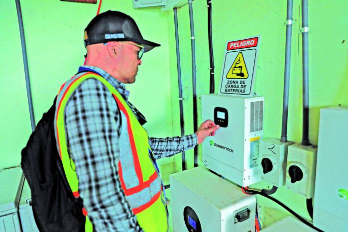 El ingeniero Hernández Visuete revisa el funcionamiento de los sistemas. El ingeniero Hernández Visuete revisa el funcionamiento de los sistemas.