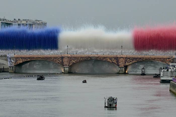 Lanzamiento de fuegos artificiales durante el acto de apertura de los Juegos Olímpicos París 2024. Lanzamiento de fuegos artificiales durante el acto de apertura de los Juegos Olímpicos París 2024.