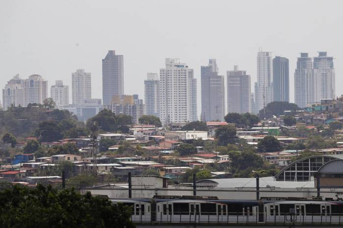 Fotografía de casas en el distrito de San Miguelito y atrás los edificios de Costa del Este, en la Ciudad de Panamá (Panamá). EFE/Bienvenido Velasco Fotografía de casas en el distrito de San Miguelito y atrás los edificios de Costa del Este, en la Ciudad de Panamá (Panamá). EFE/Bienvenido Velasco