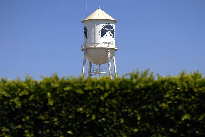Una torre de agua que muestra el logotipo de Paramount se ve detrás de los árboles en Paramount Studios, en una fotografía de archivo. Una torre de agua que muestra el logotipo de Paramount se ve detrás de los árboles en Paramount Studios, en una fotografía de archivo.