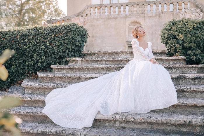 Traje de novia de Cenicienta en un brillante tono azul platinado que conmemora el 75 aniversario de la película clásica. Traje de novia de Cenicienta en un brillante tono azul platinado que conmemora el 75 aniversario de la película clásica.