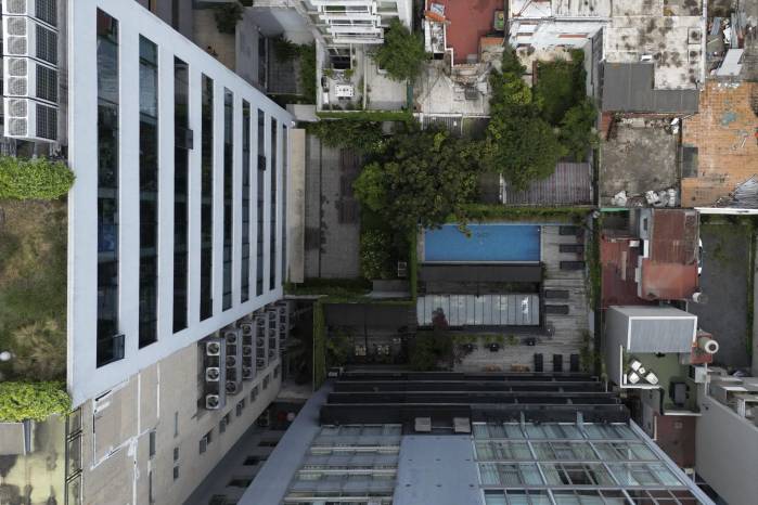 Una vista aérea del área junto a la piscina del hotel donde murió el cantante británico Liam Payne en Buenos Aires. Una vista aérea del área junto a la piscina del hotel donde murió el cantante británico Liam Payne en Buenos Aires.
