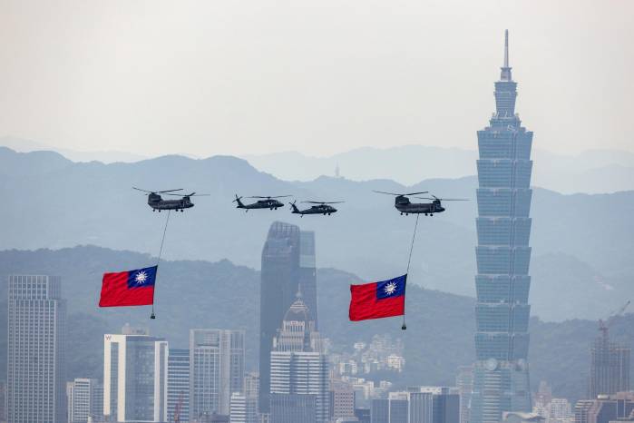 Los helicópteros Chinook de la Fuerza Aérea de Taiwán portan banderas nacionales mientras realizan un sobrevuelo durante un ensayo antes de la toma de posesión del presidente electo William Lai en Taipei, Taiwán, el 17 de mayo de 2024. Los helicópteros Chinook de la Fuerza Aérea de Taiwán portan banderas nacionales mientras realizan un sobrevuelo durante un ensayo antes de la toma de posesión del presidente electo William Lai en Taipei, Taiwán, el 17 de mayo de 2024.