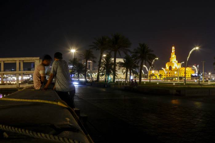 Hombres conversan en una calle de Doha, cerca de la Mezquita Fanar con su minarete en espiral, en Catar, el 23 de junio de 2025. Hombres conversan en una calle de Doha, cerca de la Mezquita Fanar con su minarete en espiral, en Catar, el 23 de junio de 2025.