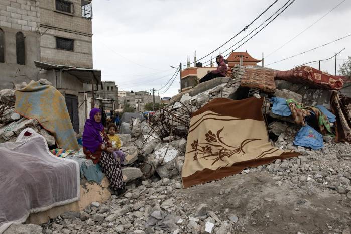 Una mujer palestina y un niño junto a una casa destruida en Rafah, en el sur de la Franja de Gaza, el 28 de enero de 2024. Una mujer palestina y un niño junto a una casa destruida en Rafah, en el sur de la Franja de Gaza, el 28 de enero de 2024.