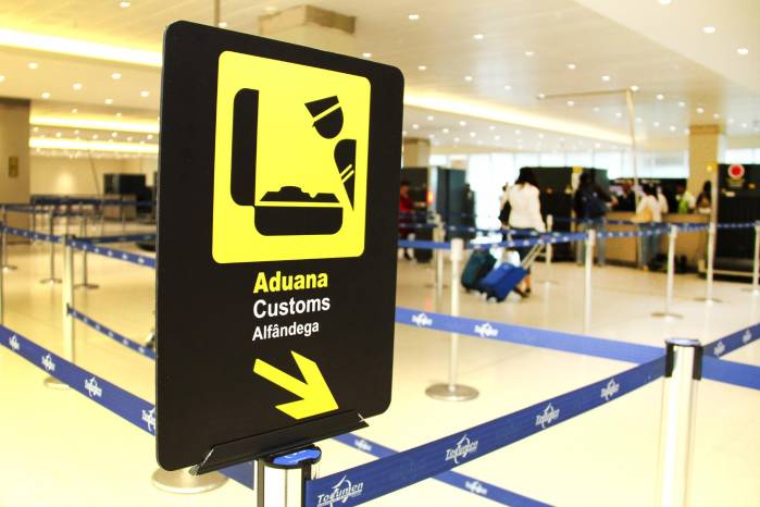 El Aeropuerto Internacional de Tocumen entrega a estos viajeros al Ministerio Público para su investigación. El Aeropuerto Internacional de Tocumen entrega a estos viajeros al Ministerio Público para su investigación.