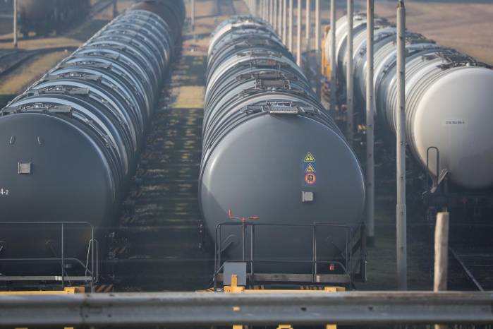 Vagones cisterna en las instalaciones del depósito de petróleo HES en el puerto de Wilhelmshaven, norte de Alemania. Vagones cisterna en las instalaciones del depósito de petróleo HES en el puerto de Wilhelmshaven, norte de Alemania.