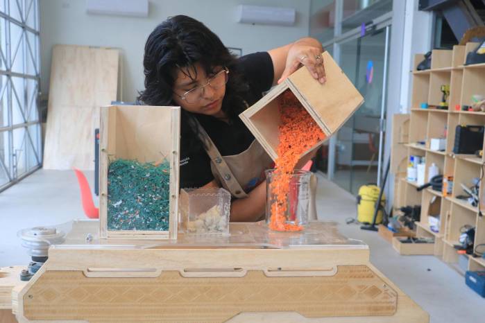 La ingeniería boliviana, Grecia Bello, trabaja en su taller en Santa Cruz (Bolivia). La ingeniería boliviana, Grecia Bello, trabaja en su taller en Santa Cruz (Bolivia).