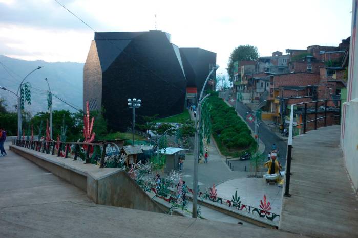Parque mirador-biblioteca España, mirador construido junto a la estación de la Línea 1 del metrocable de Medellín, Colombia. Parque mirador-biblioteca España, mirador construido junto a la estación de la Línea 1 del metrocable de Medellín, Colombia.