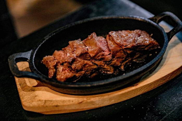 El concepto del restaurante se centra en el tapeo: platos pequeños, para compartir, con técnica, sabor, producto local y un ambiente que convoque tanto la memoria como el disfrute. El concepto del restaurante se centra en el tapeo: platos pequeños, para compartir, con técnica, sabor, producto local y un ambiente que convoque tanto la memoria como el disfrute.