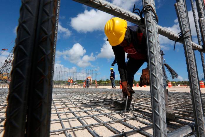Imagen de archivo donde hombres trabajan en la construcción de un tramo del Tren Maya en Playa del Carmen, Quintana Roo. Imagen de archivo donde hombres trabajan en la construcción de un tramo del Tren Maya en Playa del Carmen, Quintana Roo.