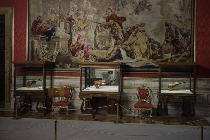 Vista de los 'stradivarius' de Carlos III, que tras 27 años saldrán de su residencia. Vista de los 'stradivarius' de Carlos III, que tras 27 años saldrán de su residencia.