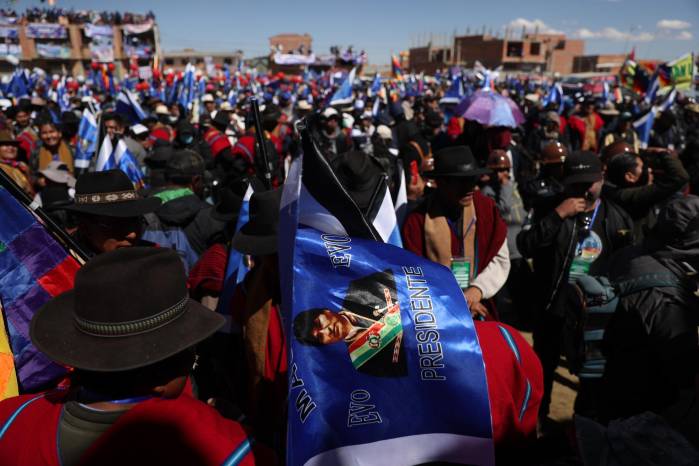 Simpatizantes del expresidente de Bolivia, Evo Morales (2006-2019), participan en un evento este viernes, en El Alto (Bolivia). Simpatizantes del expresidente de Bolivia, Evo Morales (2006-2019), participan en un evento este viernes, en El Alto (Bolivia).