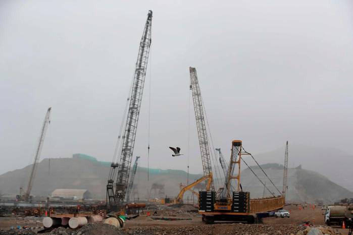 Fotografía de archivo de obras de infraestructura en Perú. Fotografía de archivo de obras de infraestructura en Perú.