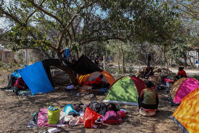 Migrantes descansan en un campamento improvisado, en una fotografía de archivo. Migrantes descansan en un campamento improvisado, en una fotografía de archivo.