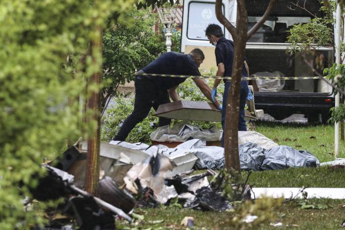 Profesionales del Instituto de Medicina Legal cubren los cuerpos de las personas fallecidas hoy en un accidente de avioneta, en Jaboticabal, estado de Sao Paulo (Brasil). EFE/ Luciano Claudino Profesionales del Instituto de Medicina Legal cubren los cuerpos de las personas fallecidas hoy en un accidente de avioneta, en Jaboticabal, estado de Sao Paulo (Brasil). EFE/ Luciano Claudino
