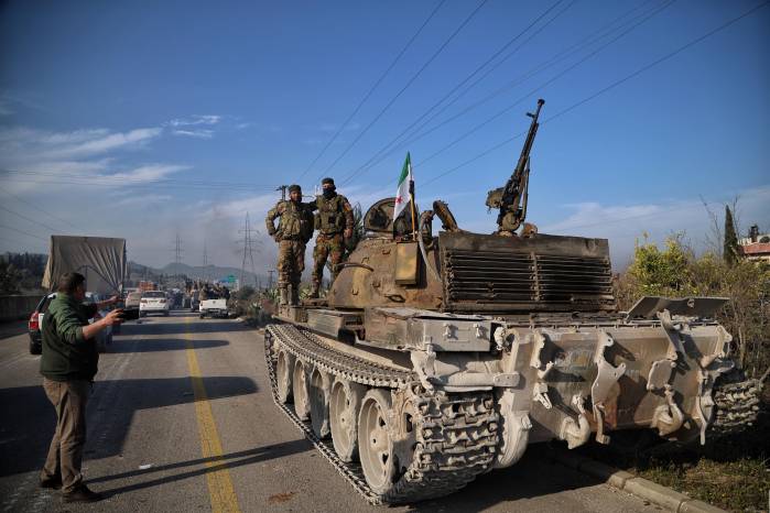 Fuerzas de seguridad sirias se encuentran sobre un tanque mientras participan en una operación tras los ataques realizados en su contra. Fuerzas de seguridad sirias se encuentran sobre un tanque mientras participan en una operación tras los ataques realizados en su contra.