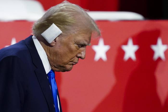 El expresidente y candidato republicano Donald Trump reapareció este lunes 15 de julio con la oreja vendada. El expresidente y candidato republicano Donald Trump reapareció este lunes 15 de julio con la oreja vendada.