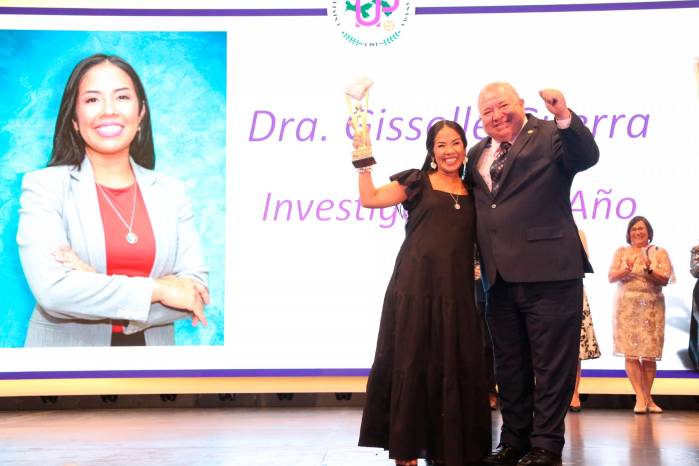 Gisselle Guerra recibe el premio Cuásar, durante la VIII Gala Científica de la UTP Gisselle Guerra recibe el premio Cuásar, durante la VIII Gala Científica de la UTP