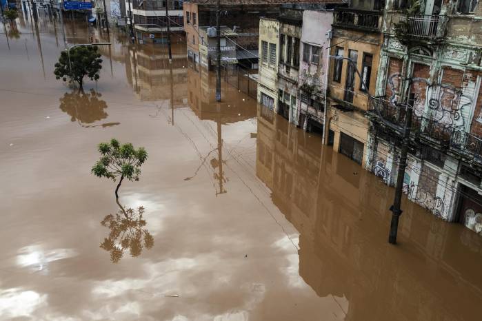 PORTO ALEGRE (BRASIL), 05/05/2024.- Fotografía aérea tomada que muestra una zona inundada este domingo, tras la crecida del lago Guaíba en la ciudad de Porto Alegre (Brasil). Las devastadoras inundaciones en el sur de Brasil han provocado la muerte de al menos 67 personas, mientras que otras 101 permanecen desaparecidas, informaron las autoridades en la mañana de este domingo. PORTO ALEGRE (BRASIL), 05/05/2024.- Fotografía aérea tomada que muestra una zona inundada este domingo, tras la crecida del lago Guaíba en la ciudad de Porto Alegre (Brasil). Las devastadoras inundaciones en el sur de Brasil han provocado la muerte de al menos 67 personas, mientras que otras 101 permanecen desaparecidas, informaron las autoridades en la mañana de este domingo.