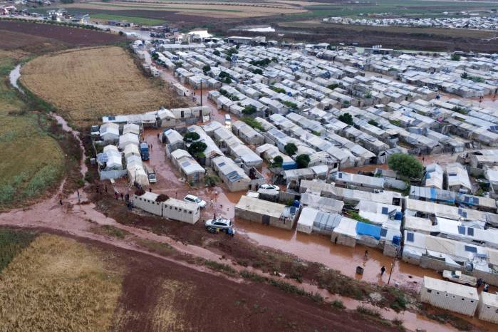 A estas dificultades se suma una vulnerabilidad excepcional ante los crecientes impactos del calentamiento climático. A estas dificultades se suma una vulnerabilidad excepcional ante los crecientes impactos del calentamiento climático.
