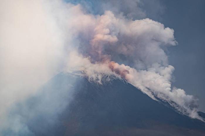 El humo se eleva desde el cráter del volcán Etna mientras entra en erupción, en el Monte Etna, cerca de Catania, el 2 de junio de 2025. Una enorme columna de ceniza, gas y roca fue arrojada el 2 de junio de 2025 desde el Monte Etna de Italia, el volcán activo más grande de Europa, después de que una parte de su cráter sureste probablemente colapsara, dijeron las autoridades.) El humo se eleva desde el cráter del volcán Etna mientras entra en erupción, en el Monte Etna, cerca de Catania, el 2 de junio de 2025. Una enorme columna de ceniza, gas y roca fue arrojada el 2 de junio de 2025 desde el Monte Etna de Italia, el volcán activo más grande de Europa, después de que una parte de su cráter sureste probablemente colapsara, dijeron las autoridades.)