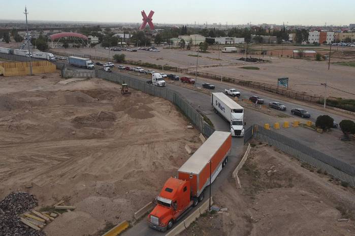 Fotografía de archivo tomada con un dron que muestra vehículos en fila para cruzar las aduanas en la frontera de EE.UU. en El Puente Internacional Cordova de las Américas, en Ciudad Juárez (México). Fotografía de archivo tomada con un dron que muestra vehículos en fila para cruzar las aduanas en la frontera de EE.UU. en El Puente Internacional Cordova de las Américas, en Ciudad Juárez (México).