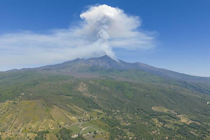 El humo se eleva desde el cráter del volcán Etna mientras entra en erupción, en el Monte Etna, cerca de Catania, el 2 de junio de 2025. Una enorme columna de ceniza, gas y roca fue arrojada el 2 de junio de 2025 desde el Monte Etna de Italia, el volcán activo más grande de Europa, después de que una parte de su cráter sureste probablemente colapsara, dijeron las autoridades. El humo se eleva desde el cráter del volcán Etna mientras entra en erupción, en el Monte Etna, cerca de Catania, el 2 de junio de 2025. Una enorme columna de ceniza, gas y roca fue arrojada el 2 de junio de 2025 desde el Monte Etna de Italia, el volcán activo más grande de Europa, después de que una parte de su cráter sureste probablemente colapsara, dijeron las autoridades.