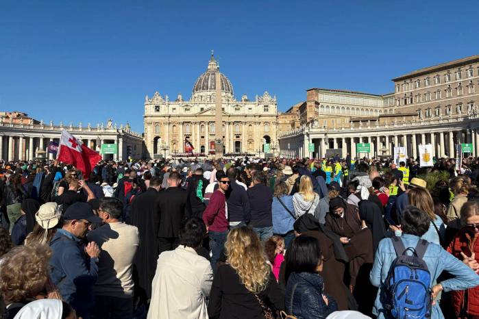 <strong>Unas 140,000 personas presentes ya para el funeral de Francisco, anuncia la policía</strong> <strong>Unas 140,000 personas presentes ya para el funeral de Francisco, anuncia la policía</strong>
