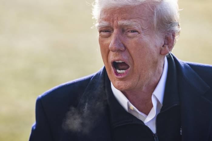 ‘Anunciaremos los aranceles sobre Canadá y México por varias razones. La primera es la gente que llega a nuestro país de manera tan horrible’, dijo Trump. ‘Anunciaremos los aranceles sobre Canadá y México por varias razones. La primera es la gente que llega a nuestro país de manera tan horrible’, dijo Trump.