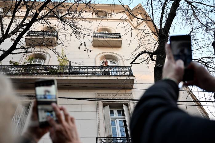 Personas toman fotos de la expresidenta argentina Cristina Fernández de Kirchner saludando a sus simpatizantes desde el balcón de su residencia en Buenos Aires el 11 de junio de 2025. Personas toman fotos de la expresidenta argentina Cristina Fernández de Kirchner saludando a sus simpatizantes desde el balcón de su residencia en Buenos Aires el 11 de junio de 2025.