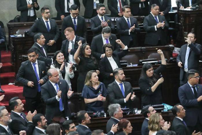 Diputados celebran tras tomar juramento, en el hemiciclo del Congreso en Ciudad de Guatemala. Diputados celebran tras tomar juramento, en el hemiciclo del Congreso en Ciudad de Guatemala.