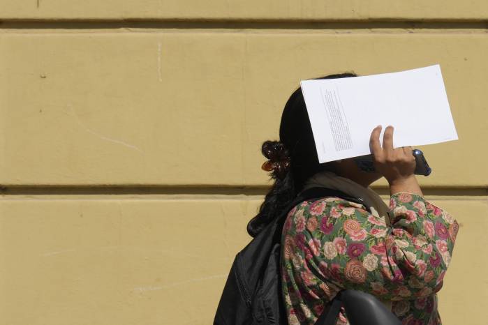 Una mujer se protege del sol este lunes en Barcelona cuando España vive el tercer día de la primera ola de calor de 2025. Una mujer se protege del sol este lunes en Barcelona cuando España vive el tercer día de la primera ola de calor de 2025.