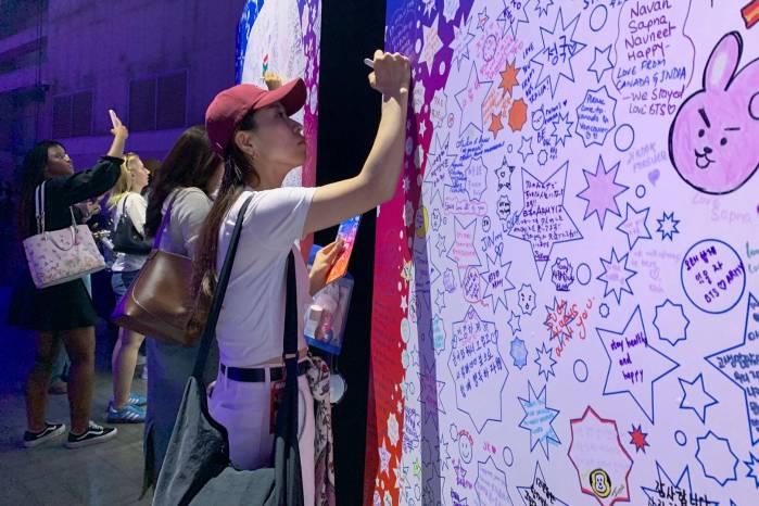 Durante los dos días del BTS Festa, los asistentes pueden participar en una serie de actividades interactivas y exposiciones diseñadas para celebrar con ARMY, el grupo más grande de fans. Durante los dos días del BTS Festa, los asistentes pueden participar en una serie de actividades interactivas y exposiciones diseñadas para celebrar con ARMY, el grupo más grande de fans.