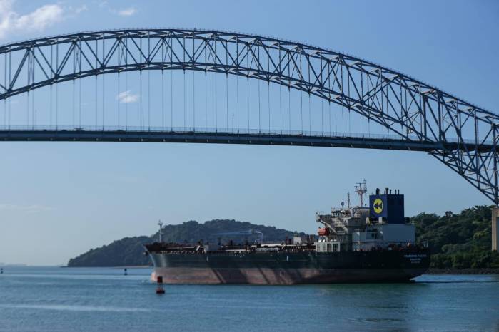 El Puente de las Américas no solo sirve de conexión para el área Oeste de la capital, sino que también es la ruta para el tránsito de buques, que pasan por el Canal. El Puente de las Américas no solo sirve de conexión para el área Oeste de la capital, sino que también es la ruta para el tránsito de buques, que pasan por el Canal.