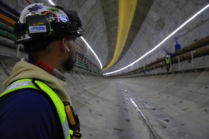 Esta obra se encuentro por debajo del Canal de Panamá. Esta obra se encuentro por debajo del Canal de Panamá.