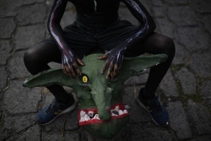 Fotografía del 1 de noviembre de 2022 de una persona durante el festival La Calabiuza en Tonacatepeque (El Salvador). Fotografía del 1 de noviembre de 2022 de una persona durante el festival La Calabiuza en Tonacatepeque (El Salvador).