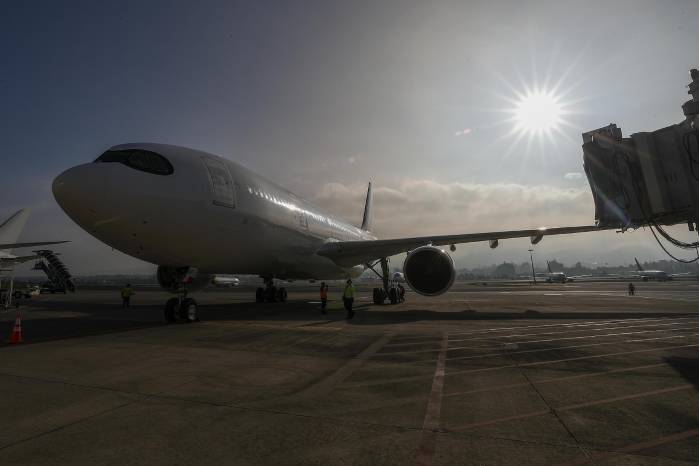 Foto de archivo en donde se ve un avión en el Aeropuerto Internacional Mariscal Sucre en Quito (Ecuador). Foto de archivo en donde se ve un avión en el Aeropuerto Internacional Mariscal Sucre en Quito (Ecuador).