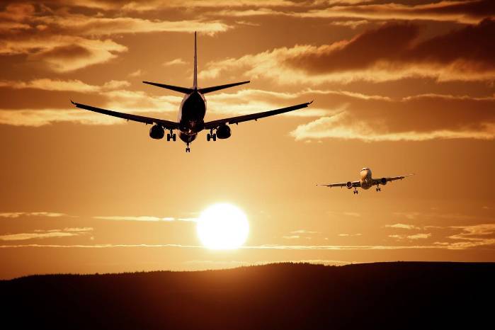 Imagen ilustrativa de aviones y un atardecer. Imagen ilustrativa de aviones y un atardecer.