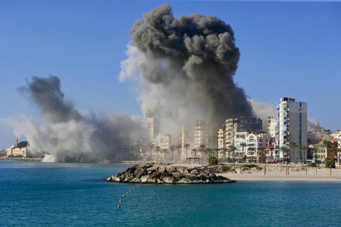 El humo se eleva desde una zona tras un ataque aéreo israelí, en Tiro, Líbano, este lunes. El humo se eleva desde una zona tras un ataque aéreo israelí, en Tiro, Líbano, este lunes.