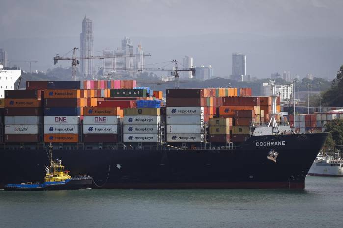 Fotografía de archivo que muestra un buque portacontenedores que transita por el Canal de Panamá. Fotografía de archivo que muestra un buque portacontenedores que transita por el Canal de Panamá.