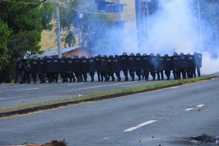 Unidades de control de multitudes al momento de llegar a la Universidad de Panamá. Unidades de control de multitudes al momento de llegar a la Universidad de Panamá.