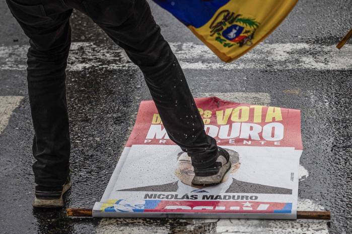 Protestas en Caracas luego de que el Consejo Nacional Electoral (CNE) proclamara a Nicolás Maduro como presidente reelecto de Venezuela. Protestas en Caracas luego de que el Consejo Nacional Electoral (CNE) proclamara a Nicolás Maduro como presidente reelecto de Venezuela.