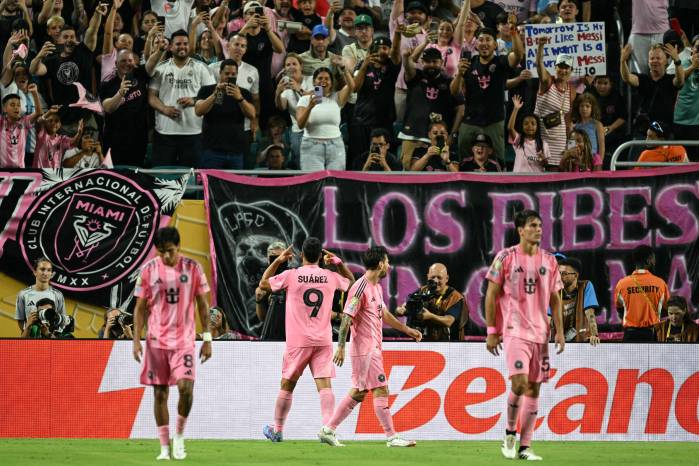 Luis Suárez celebrando con la afición del Inter Miami su anotación frente al Palmeiras. Luis Suárez celebrando con la afición del Inter Miami su anotación frente al Palmeiras.