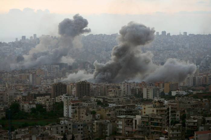 Foto archivo. Una nube de humo surge de la ciudad libanesa de Beirut tras un ataque aéreo israelí. Foto archivo. Una nube de humo surge de la ciudad libanesa de Beirut tras un ataque aéreo israelí.