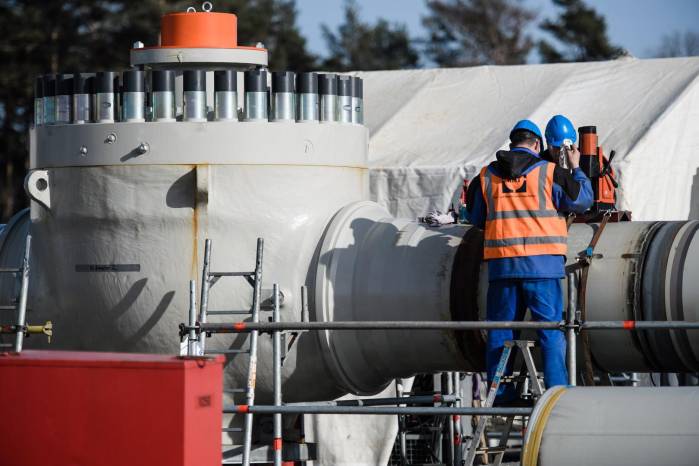 Un grupo de hombres que trabaja en un gasoducto. Un grupo de hombres que trabaja en un gasoducto.