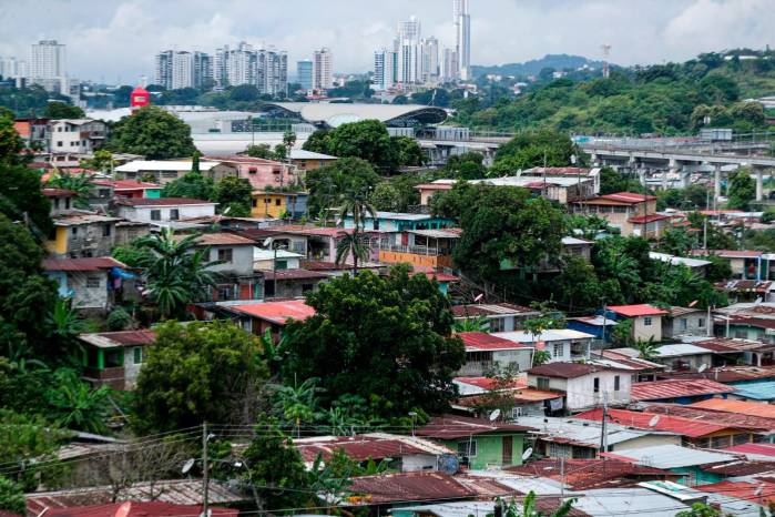 Panamá es una economía en contraste, debido a la mala distribución de su riqueza. Panamá es una economía en contraste, debido a la mala distribución de su riqueza.