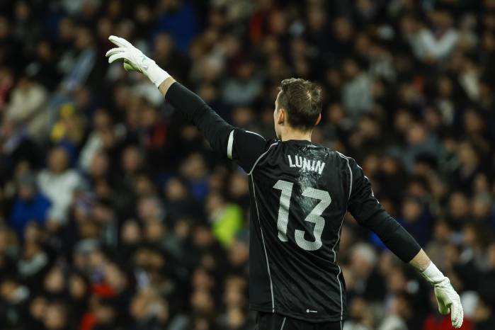 El guardameta del Real Madrid Lunin durante el partido de LaLiga de fútbol equivalente a la jornada 15 en el estadio Santiago Bernabéu en una foto de archivo de Mariscal. EFE El guardameta del Real Madrid Lunin durante el partido de LaLiga de fútbol equivalente a la jornada 15 en el estadio Santiago Bernabéu en una foto de archivo de Mariscal. EFE