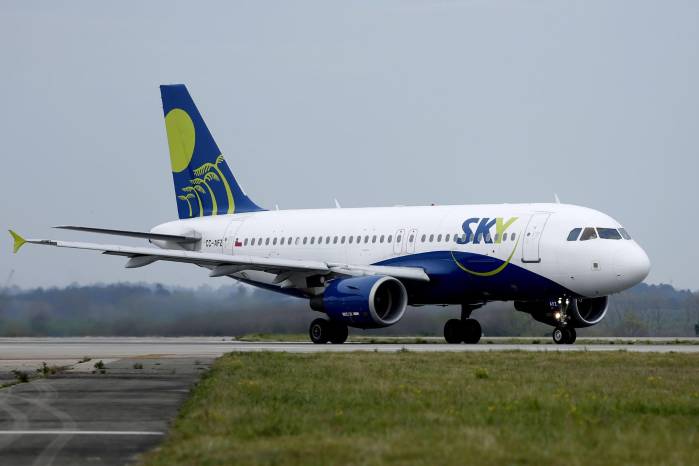Vista de un avión de la compañía aérea Sky Airlines, en una fotografía de archivo. Vista de un avión de la compañía aérea Sky Airlines, en una fotografía de archivo.