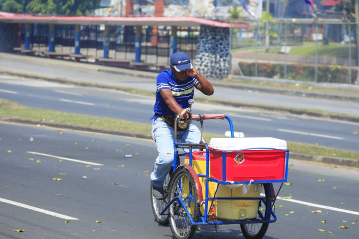 Los vendedores han tenido que acoplarse a las protestas con nuevos horarios de trabajo para no perder las ganancias del día. Los vendedores han tenido que acoplarse a las protestas con nuevos horarios de trabajo para no perder las ganancias del día.